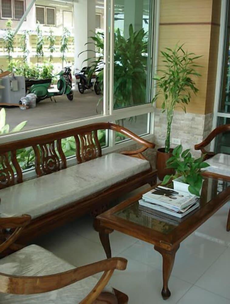 Thanaplace Jaran 34 - Lobby Sitting Area
