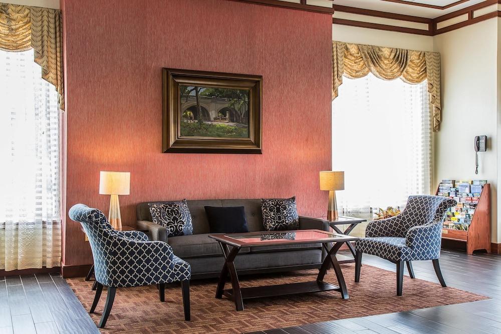 Clarion Hotel & Suites Hamden - New Haven - Lobby