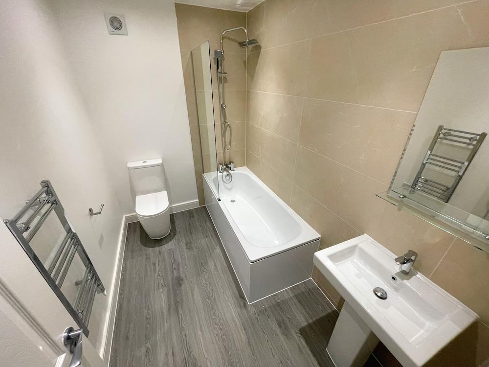 Ilford Luxury Apartments - Bathroom