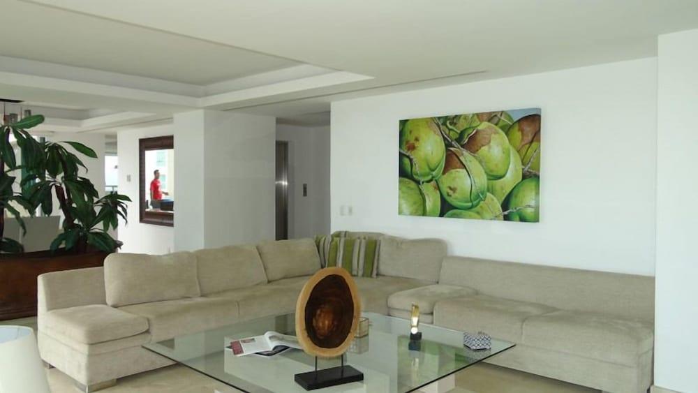 Unlimited Luxury El CAPITAN Condo - Living Area