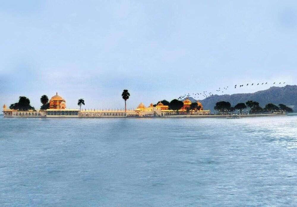 Jagmandir Island Palace - Beach