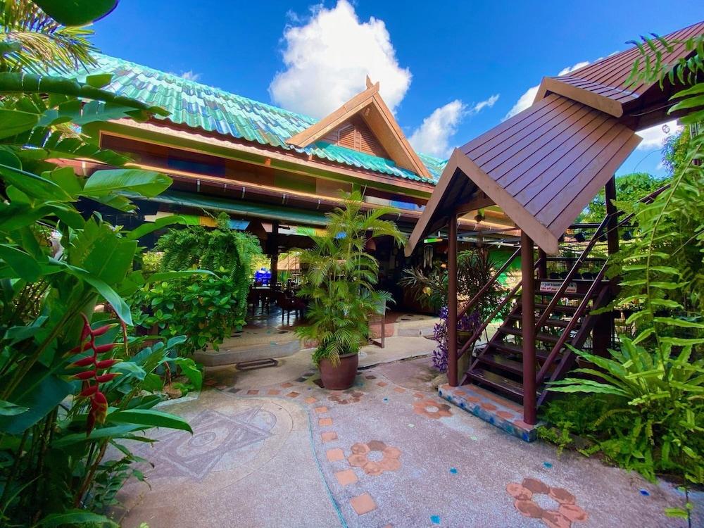Shanti Lodge Phuket - Property Grounds