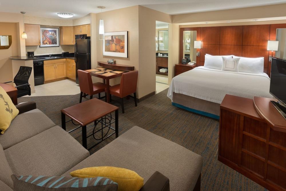 Residence Inn by Marriott Toronto Downtown / Entertainment District - Room