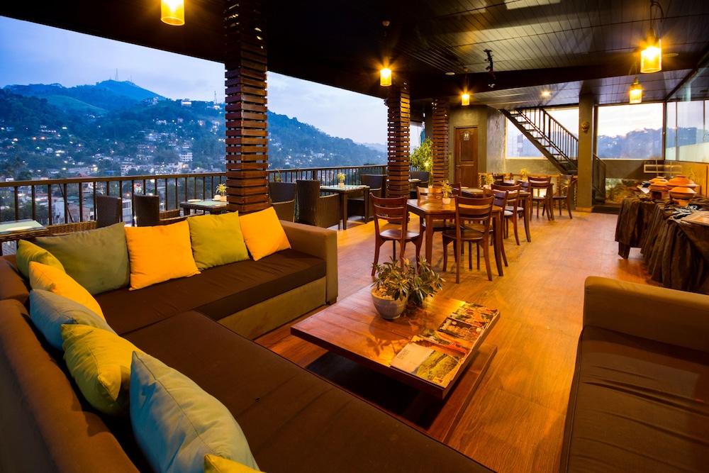 Kandy City Stay - Lobby Sitting Area