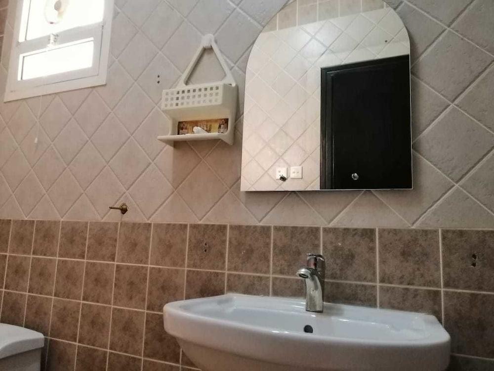 Sahat Al Bondoqia Furnished Apartments - Bathroom