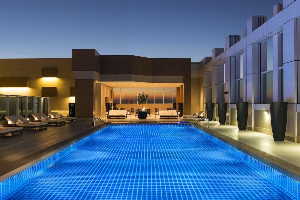 فندق شيراتون جراند، دبي - Rooftop Pool