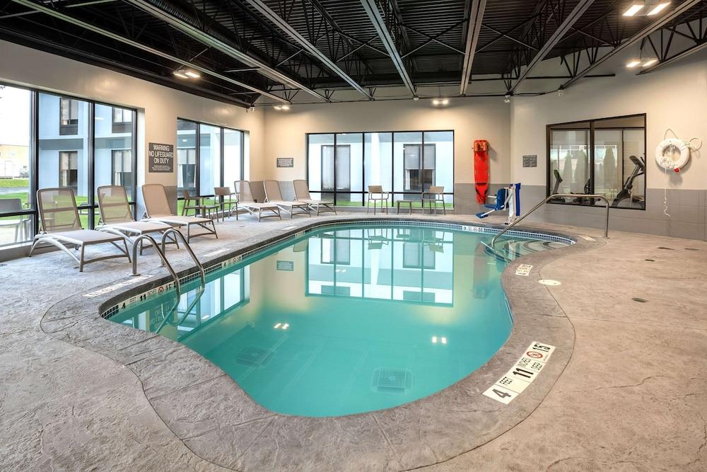 Comfort Inn & Suites Buffalo Airport - Pool
