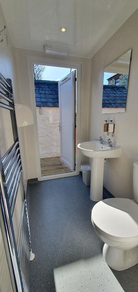 Campsite - The Ring Pub Glamping Pods - Bathroom
