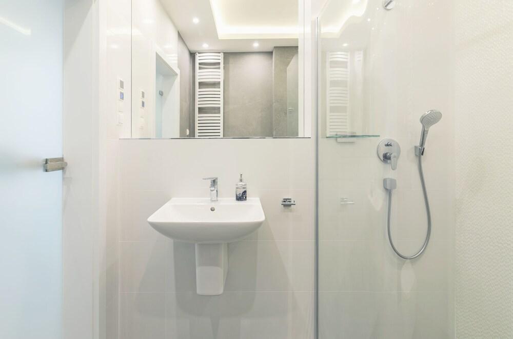Luxury Apartments - Okrzei Residence - Bathroom