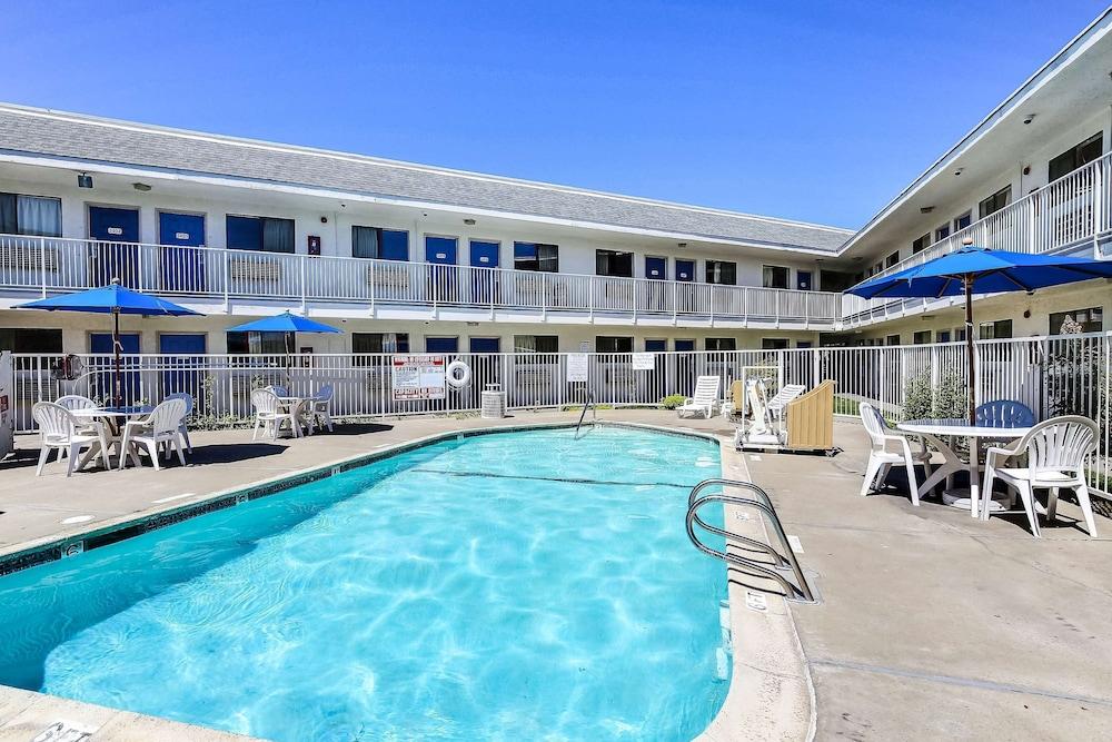 Motel 6 Oakland, CA - Airport - Outdoor Pool