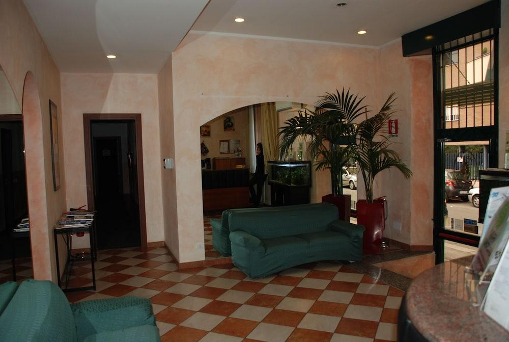 Hotel Bogart 2 - Lobby Sitting Area