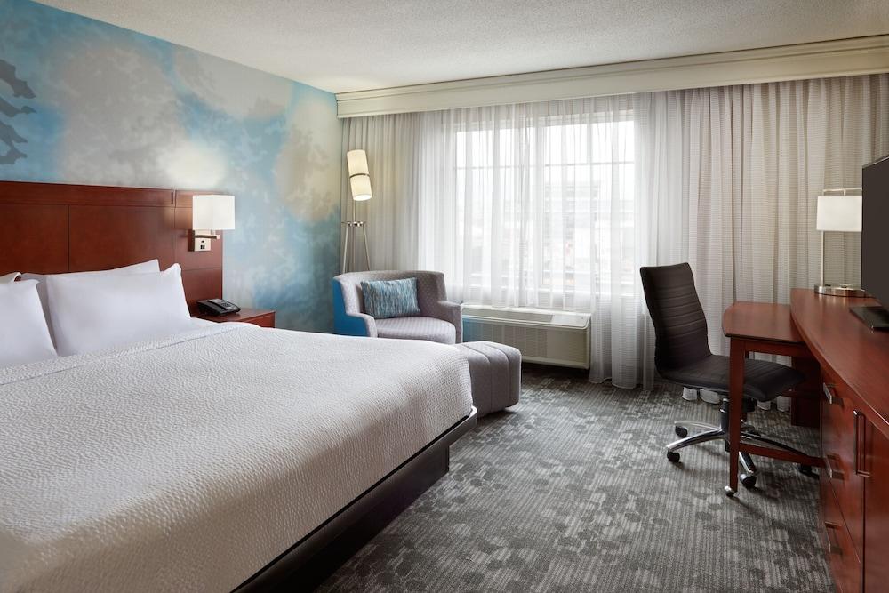 Courtyard by Marriott Downtown Ottawa - Featured Image