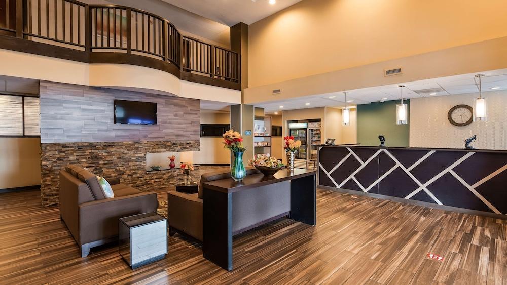 Best Western Plus Harrisburg East Inn & Suites - Lobby