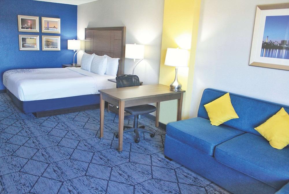 La Quinta Inn & Suites by Wyndham NE Long Beach/Cypress - Room