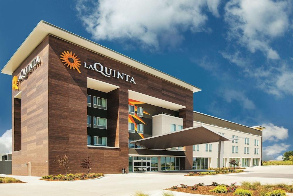 La Quinta Inn & Suites by Wyndham Wichita Northeast - Featured Image