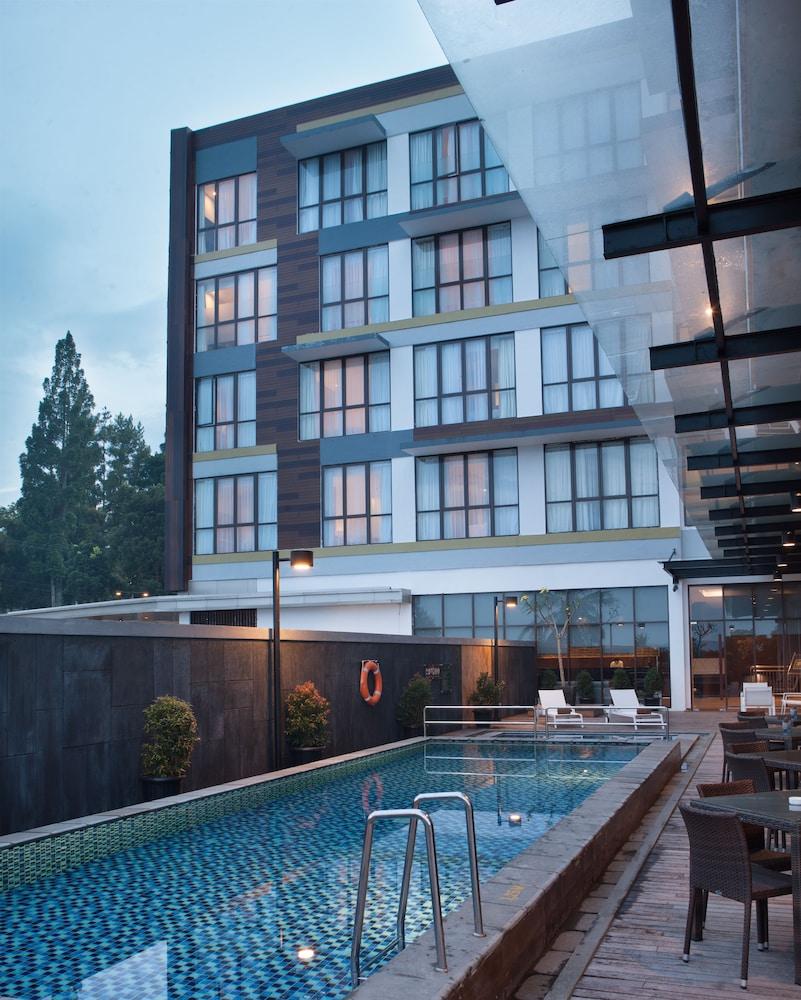 فندق سانتيكا سوكابومي - Pool