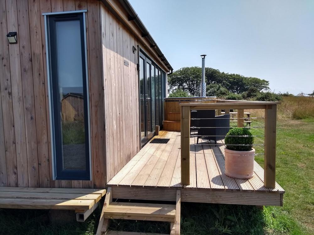 Cleeves Cabins, Ailsa Lodge With hot tub Luxury - Featured Image