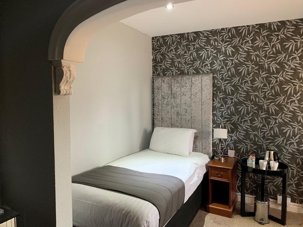 Barons Court Hotel - Room
