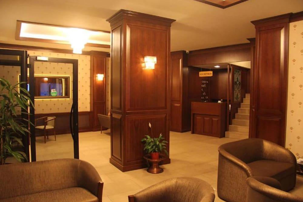 Carikci Hotel - Lobby Sitting Area