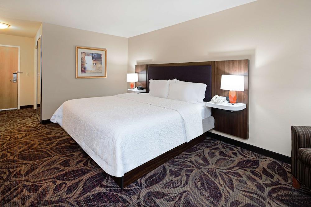 Hampton Inn & Suites Bremerton - Room