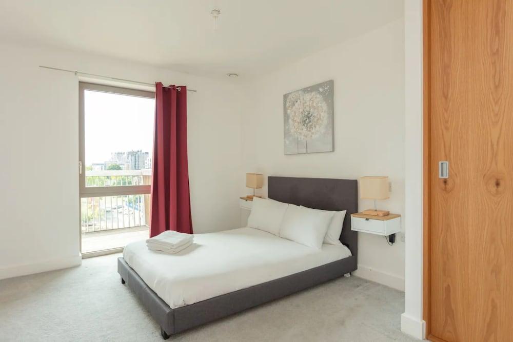 Contemporary 1 Bedroom Apartment in Canning Town With Balcony - Room