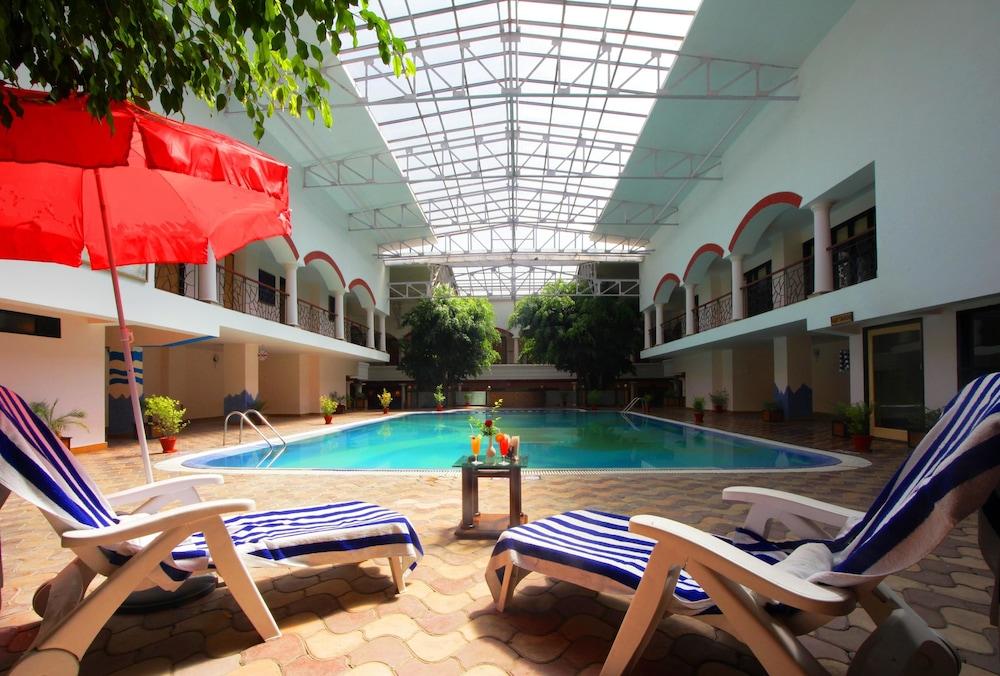 Country Inn, Bhimtal - Indoor Pool