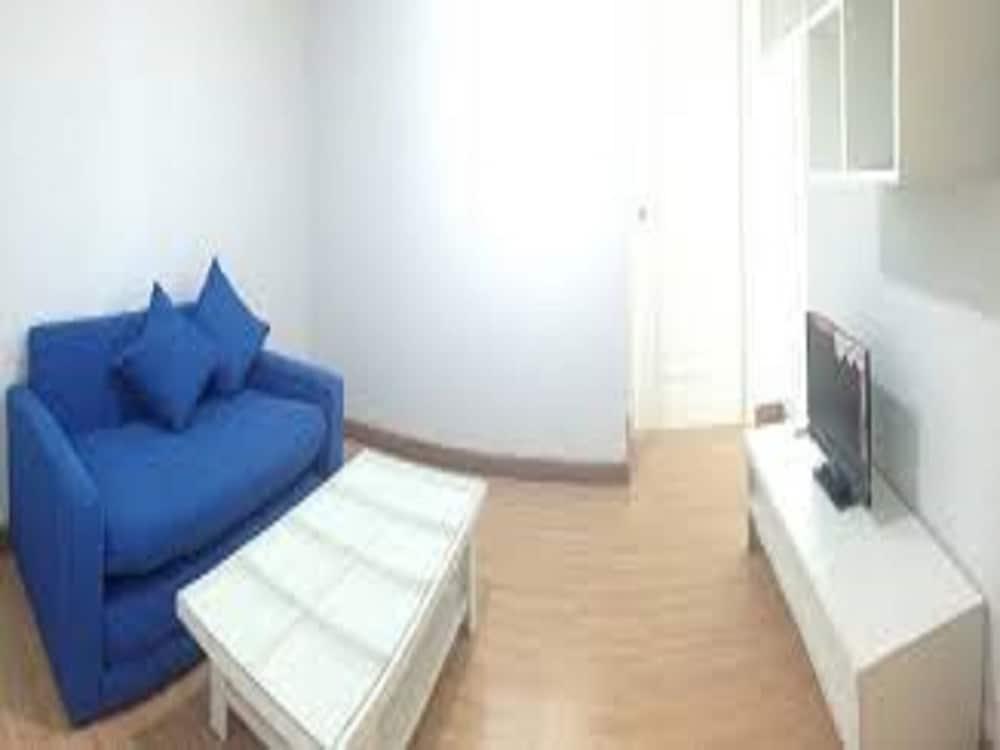 Room in Apartment - 2 King Beds With Taxi Meet&greet Service - Featured Image