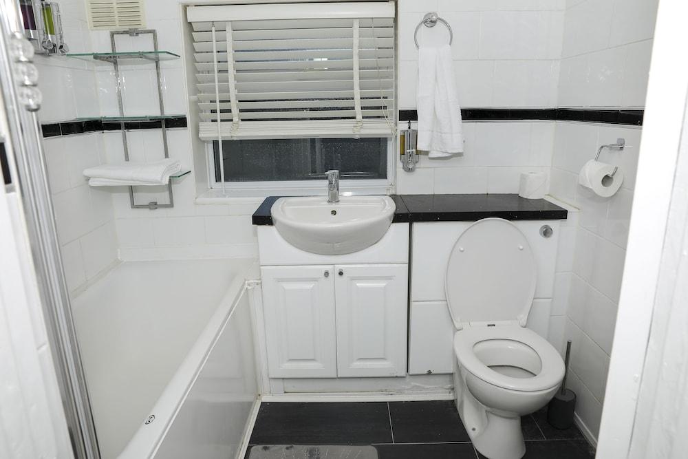 Beautiful and Spacious House in South East London - Bathroom