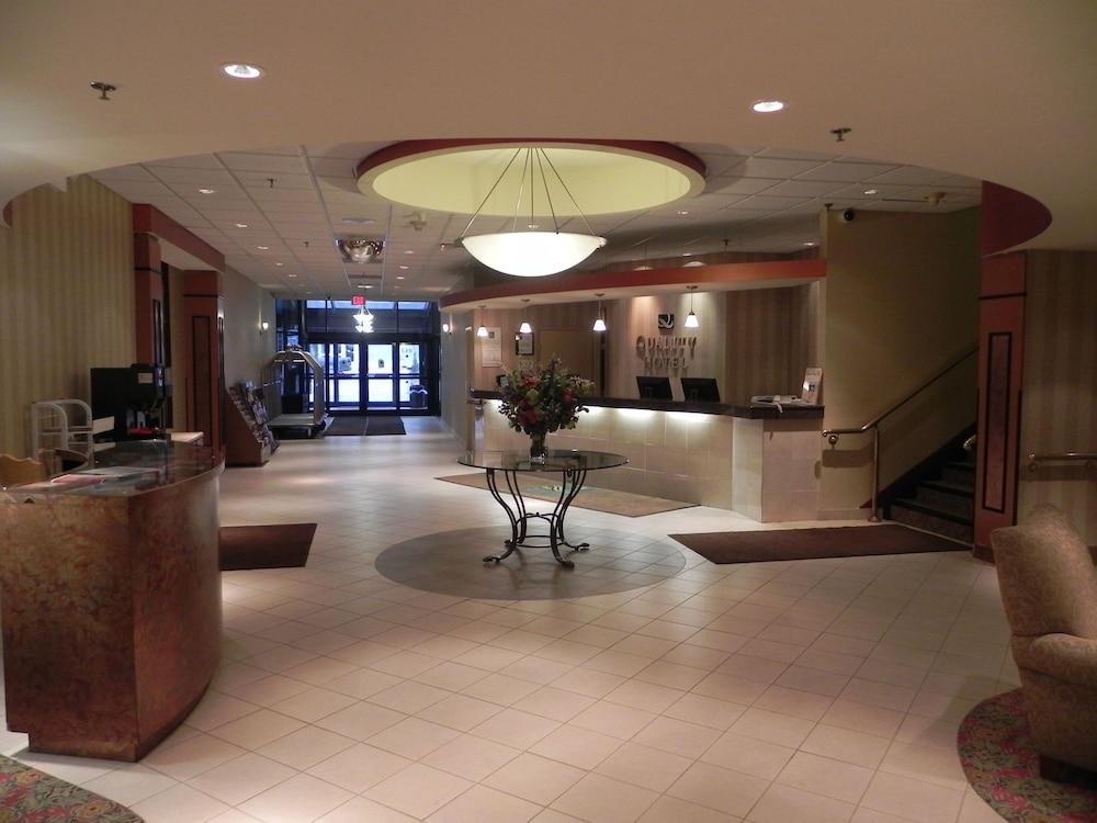 Quality Hotel & Suites At The Falls - Interior Entrance