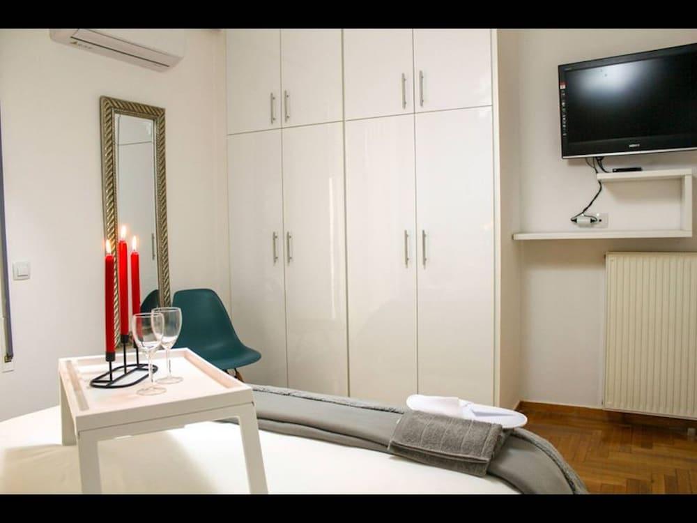 Outstanding One Bedroom Flisvos Apartment - Room