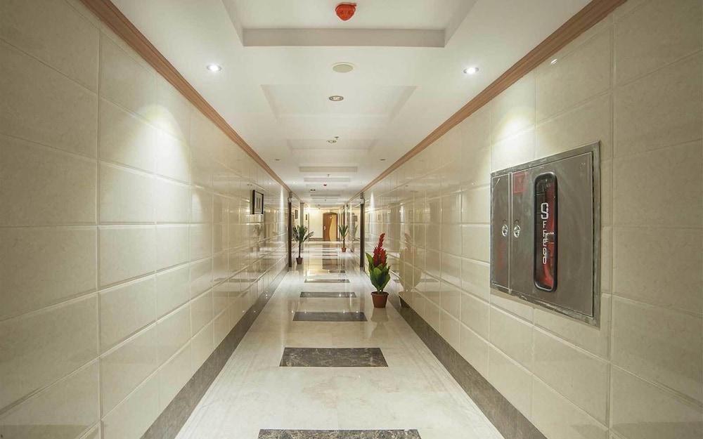 Al Ezzah Palace Hotel Suites - Hallway