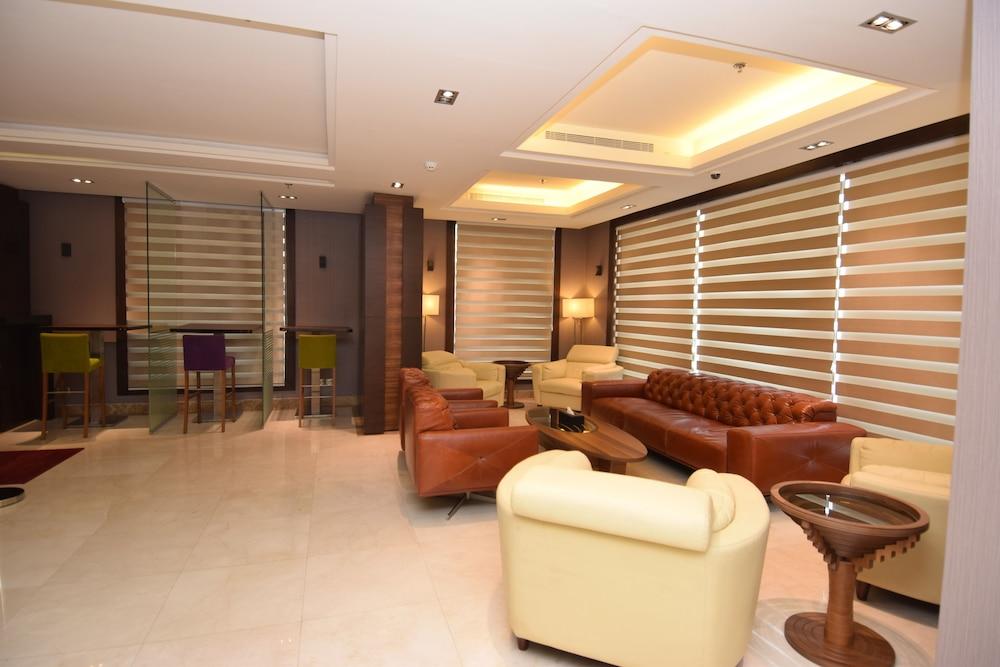 Hayat Heraa Hotel - Lobby Sitting Area