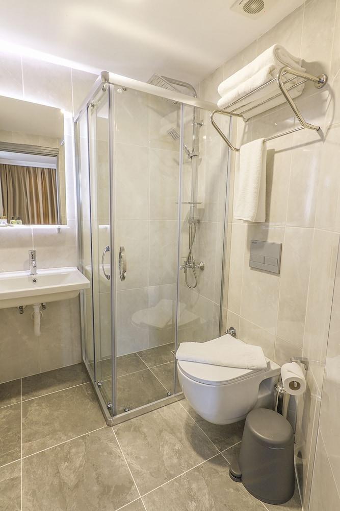 Comfort Suites - Bathroom
