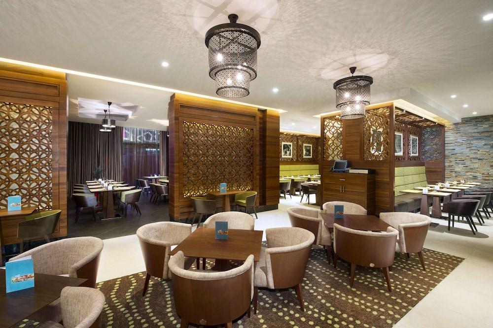 Hilton Garden Inn Dubai Al Muraqabat - Reception