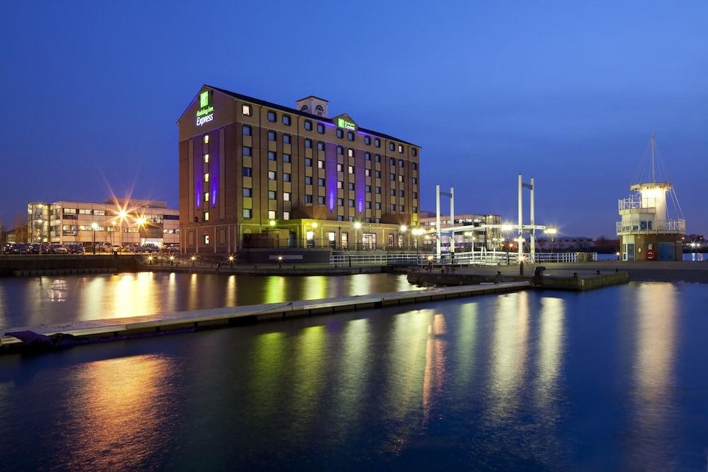 Holiday Inn Express Manchester - Salford Quays, an IHG Hotel - Featured Image