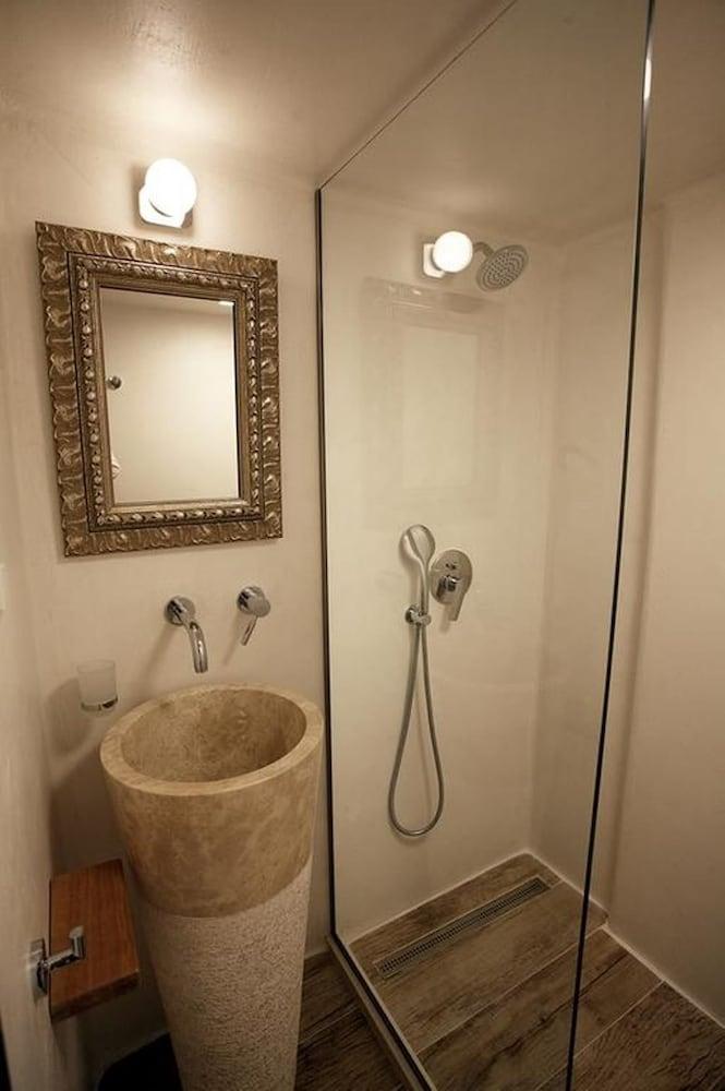 Anagram Hotel - Bathroom