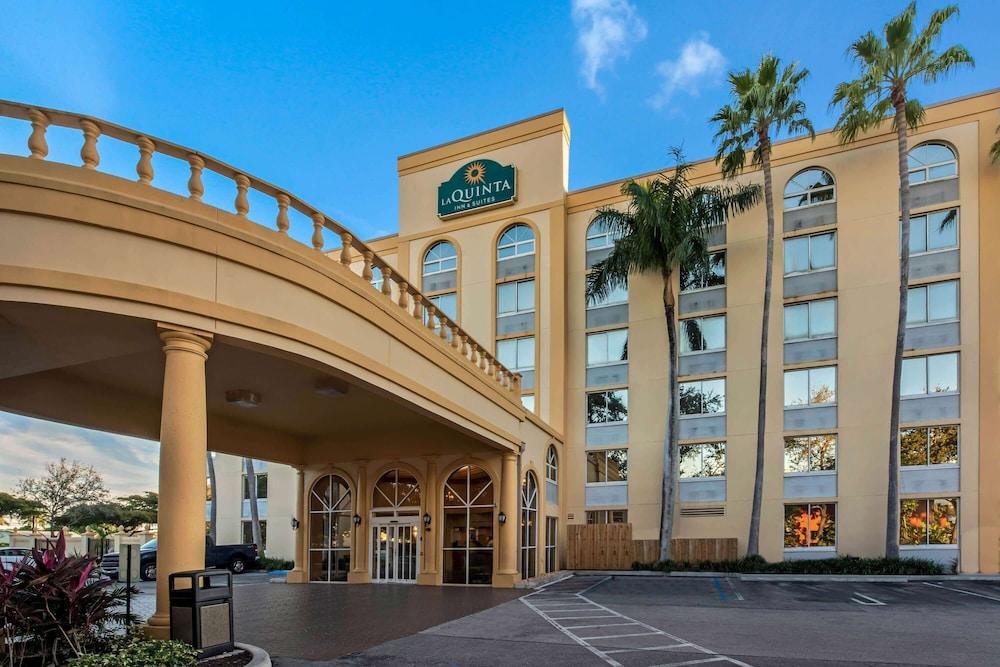 La Quinta Inn & Suites by Wyndham West Palm Beach Airport - Featured Image