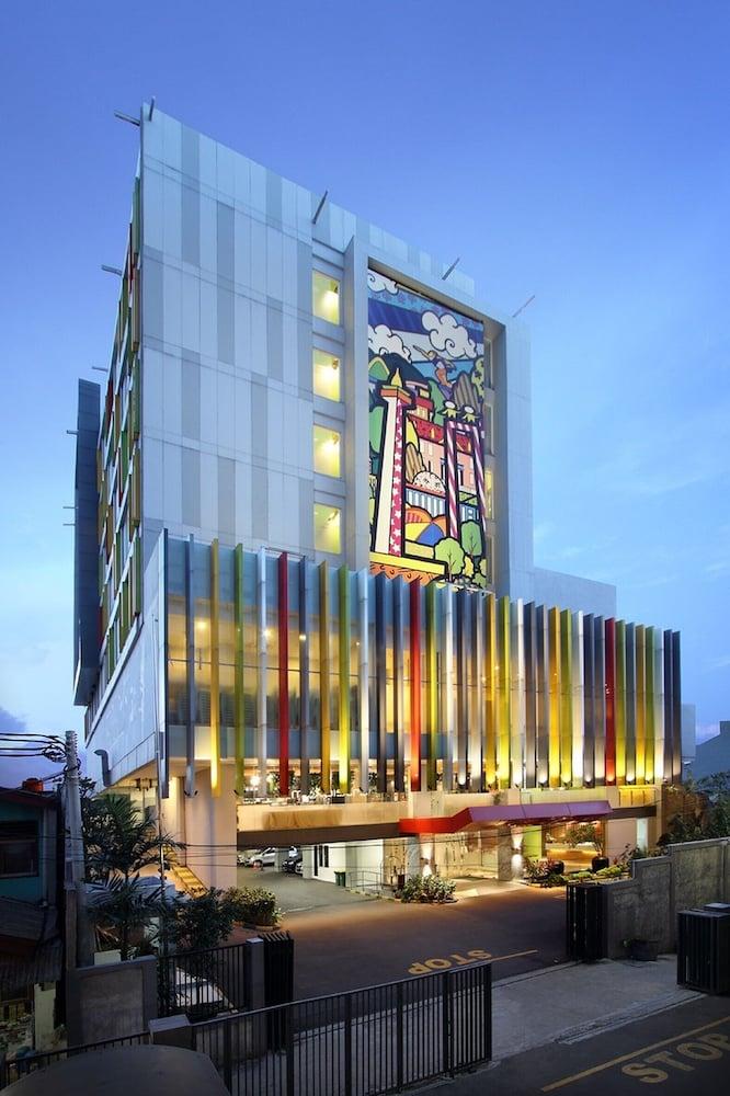 MaxOne Hotels at Pemuda - Featured Image