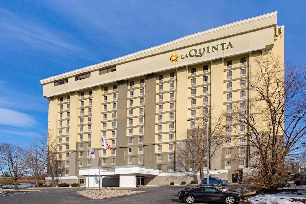 La Quinta Inn & Suites by Wyndham Springfield MA - Featured Image
