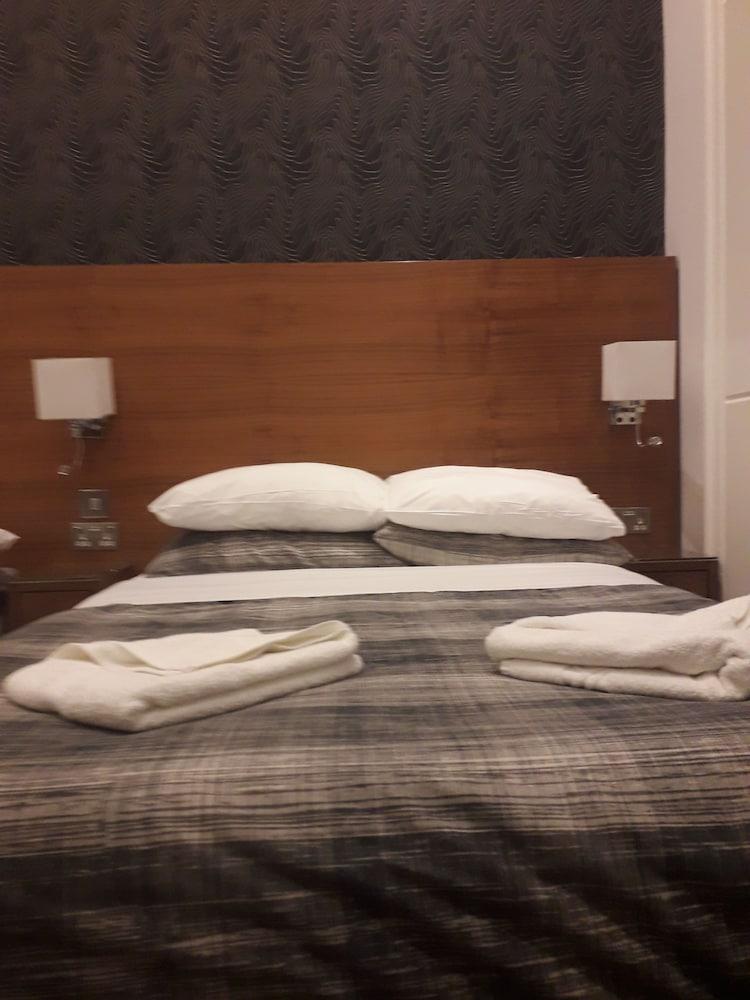 Leisure Inn Hotel - Room