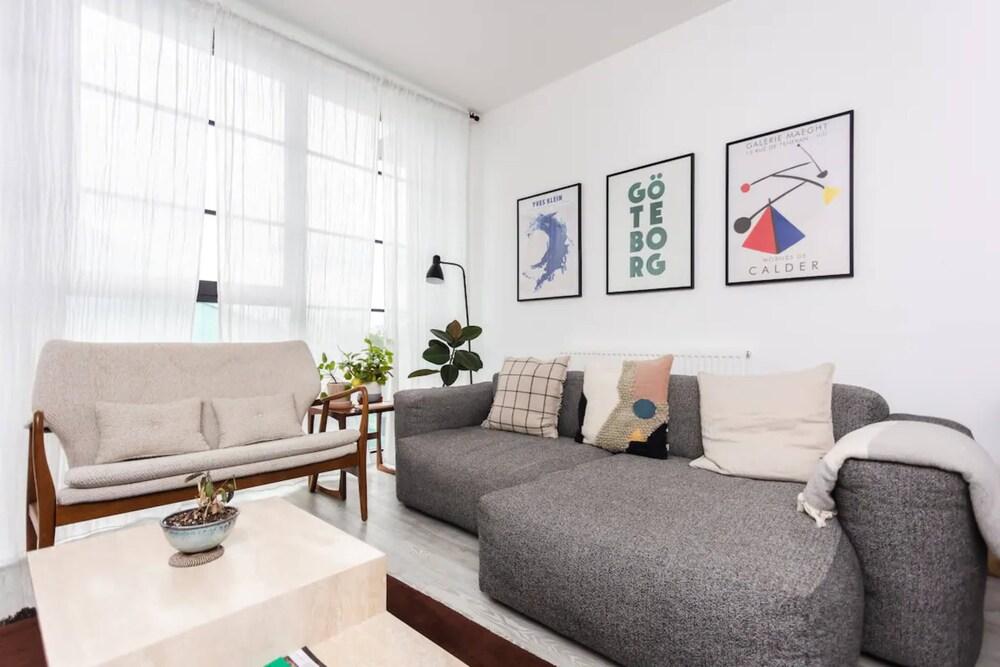 Bright 1 Bedroom Apartment in Hackney Wick With Balcony - Living Area