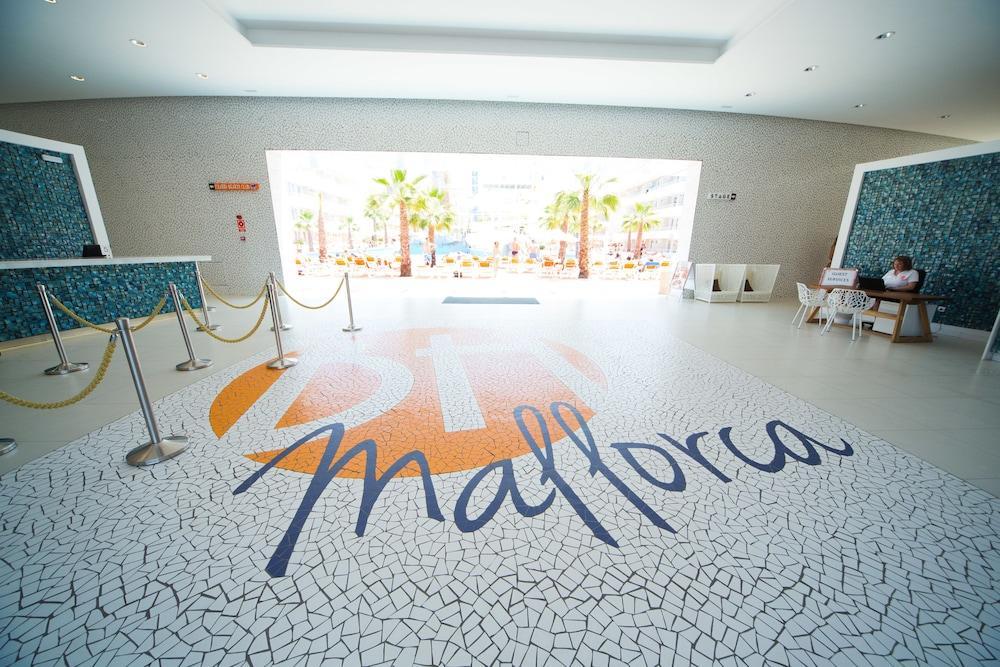 FERGUS Club Mallorca Waterpark - Interior Entrance