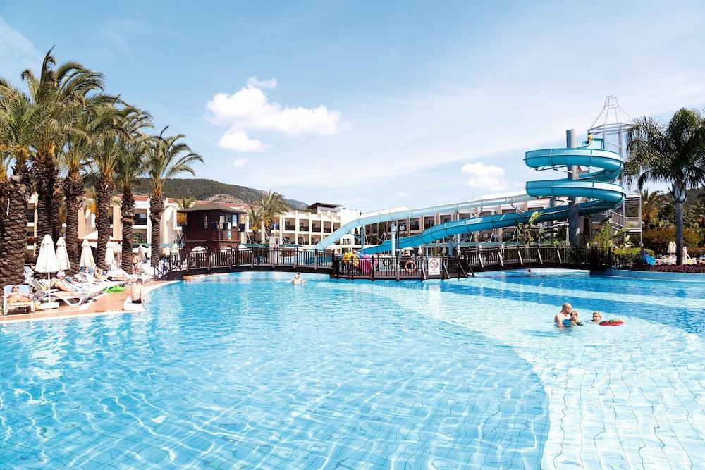 TUI BLUE Tropical - Outdoor Pool