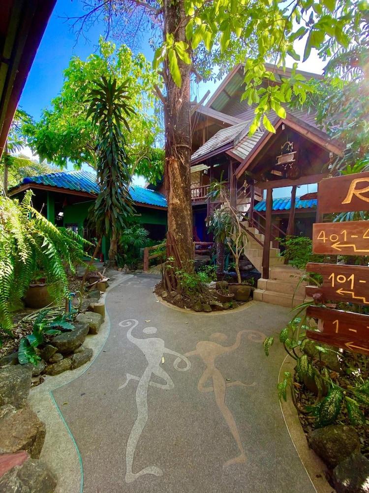 Shanti Lodge Phuket - Property Grounds