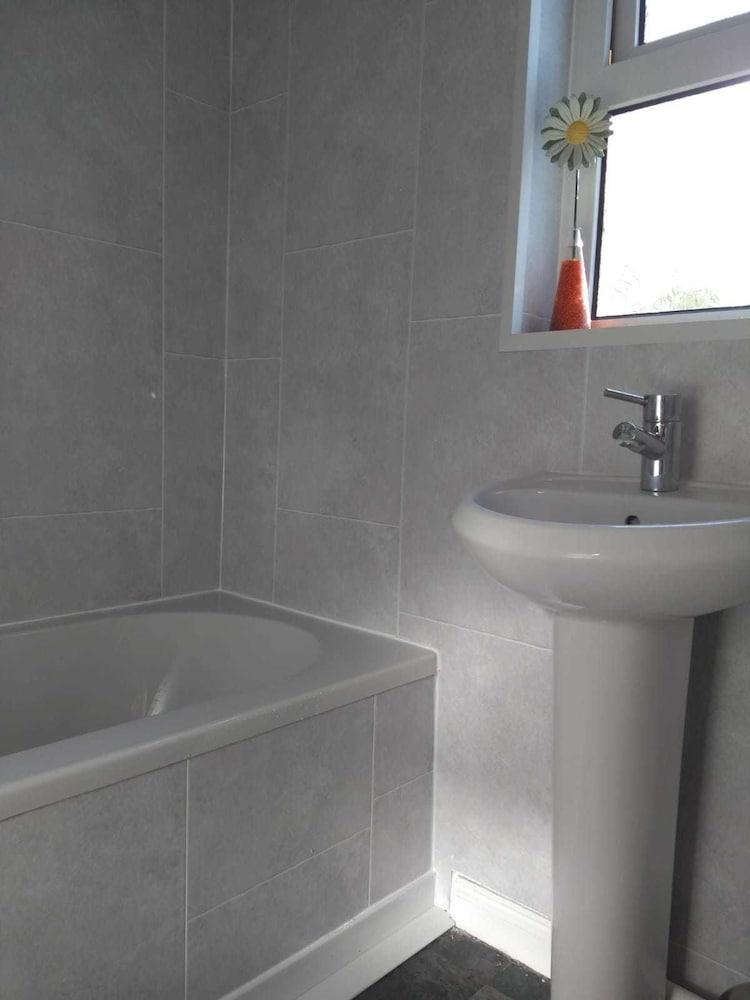 Belfast City Central by BHR Apartments - Bathroom