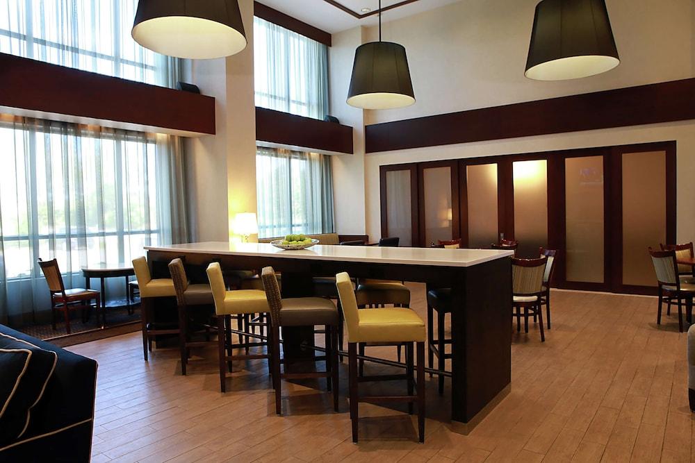 Hampton Inn & Suites by Hilton Laval - Lobby