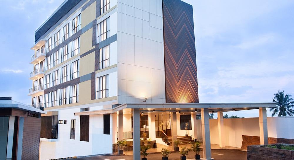 Hotel Santika Sukabumi - Featured Image