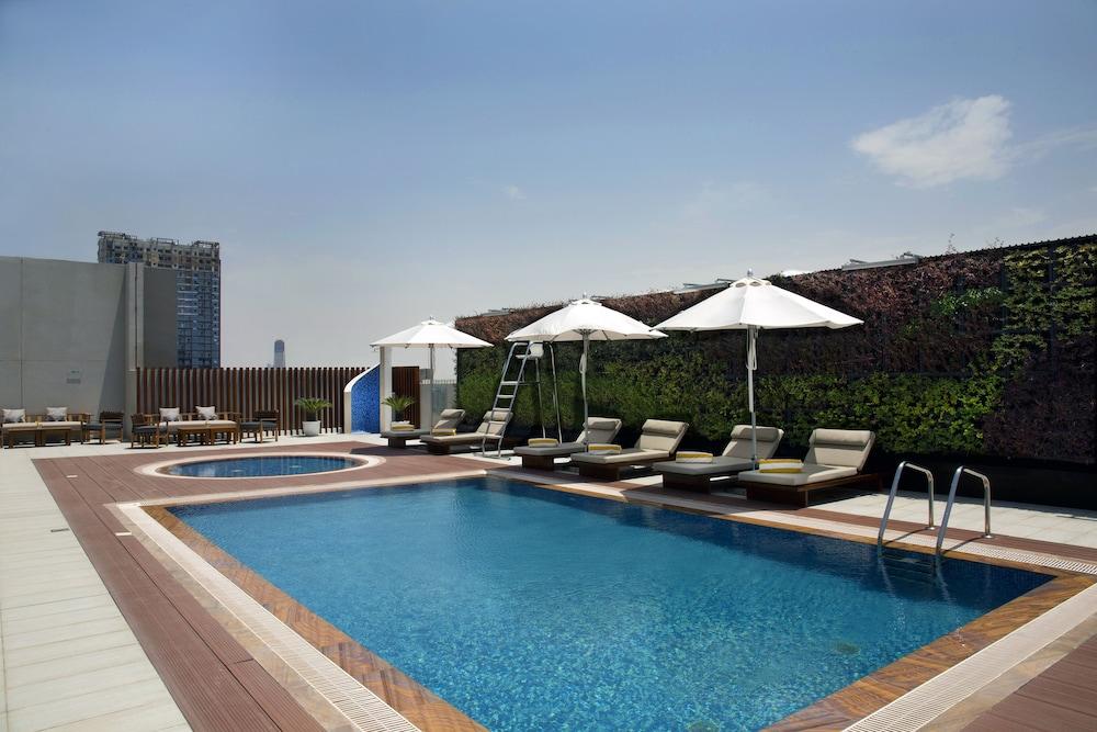 جرايتون هوتل دبي - Outdoor Pool