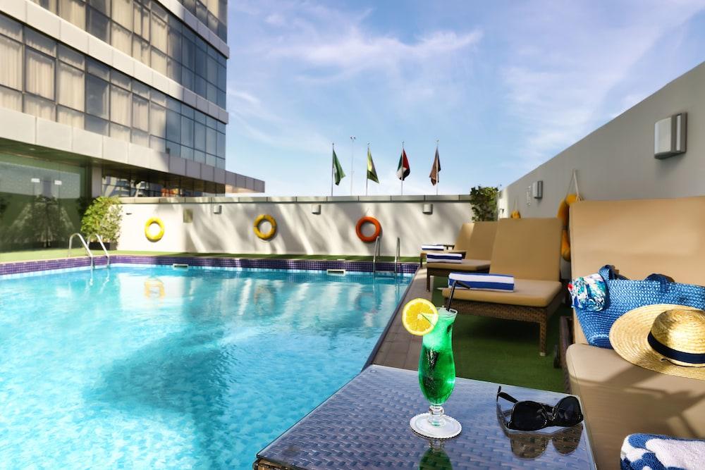 فندق رويال كونتيننتال هوتل - مطار دبي - Pool
