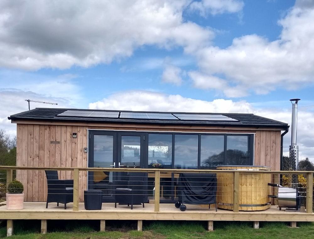 Cleeves Cabins, Arran Lodge With hot tub Luxury - Exterior